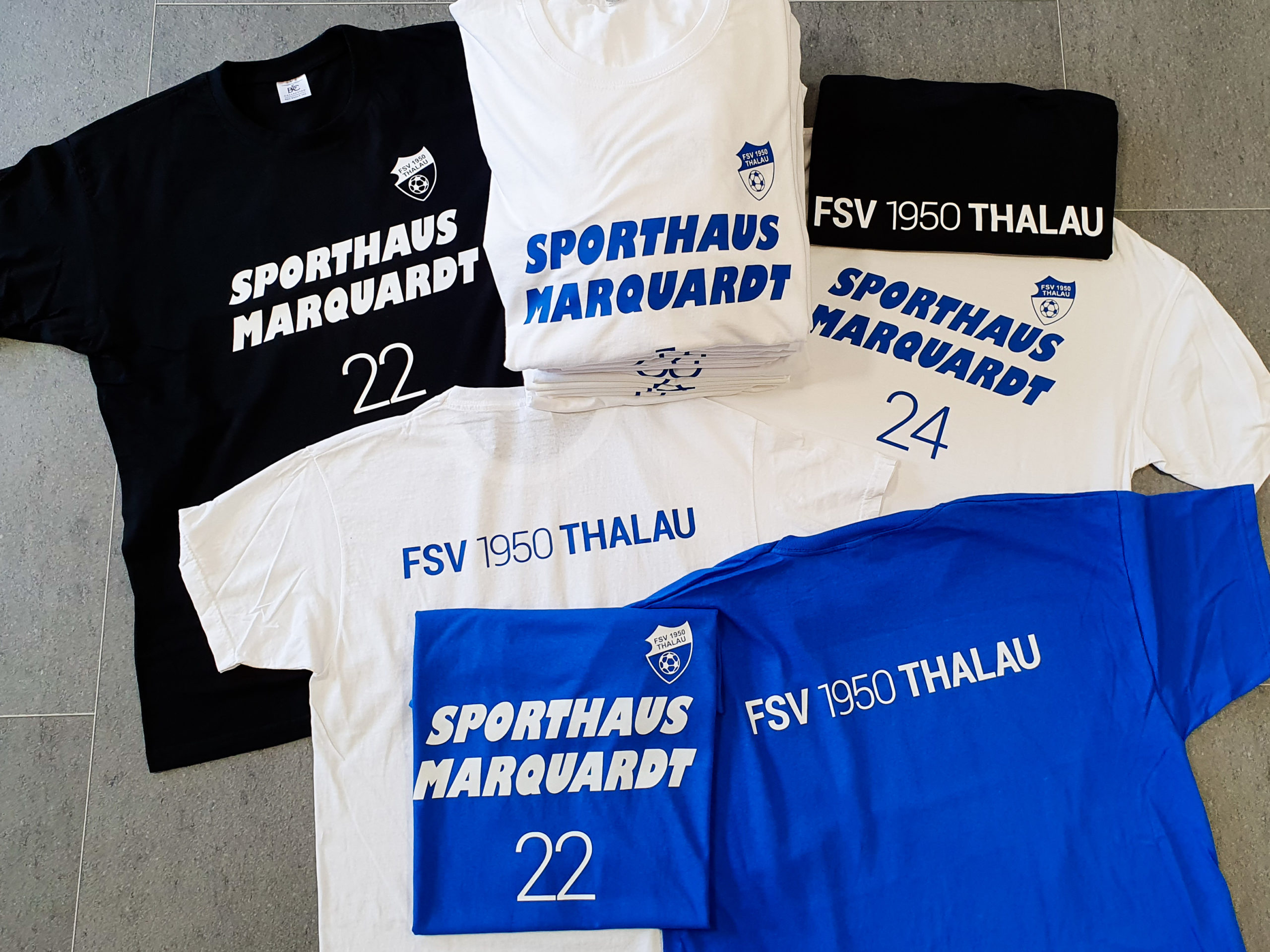 Drei Sätze Warmmach-Shirts, sponsored by Sporthaus Marquardt